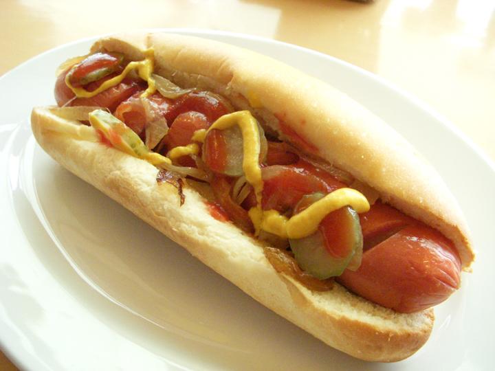 hot dog pe farfurie