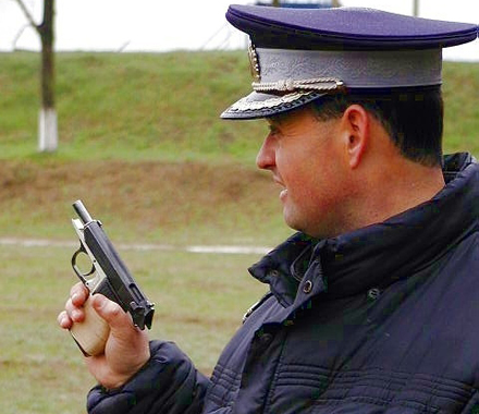 politist pistol arma urmarire
