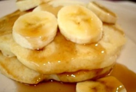 Reteta zilei: Pancakes cu banane caramelizate  