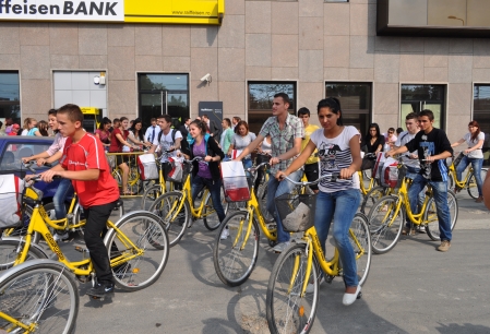 Iesenii au renuntat astazi la masini si au facut un tur al orasului pe biciclete (Galerie FOTO)