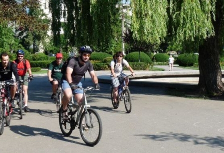 Let’s Bike It! Iesenii incep cartarea gunoaielor pentru campania Let’s do it, Romania