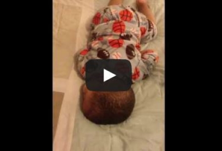 Un copil este trezit din somn cu melodia lui Bruno Mars! Reactia e de milioane! 