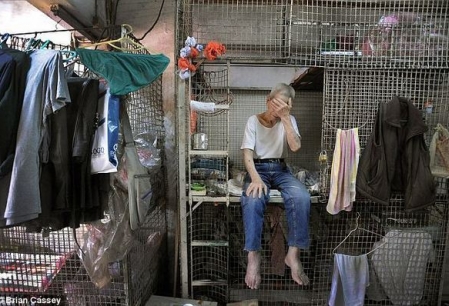 Saracii din Hong Kong dau 200 de dolari pe luna pentru a locui in custi de 1,5 metri patrati (FOTO)