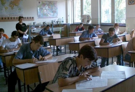 Noi reguli la Evaluarea Nationala 2011: elevii prinsi copiind primesc nota 1, inscrierea la liceu se face fara examen  